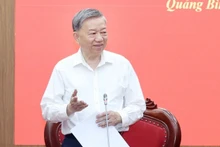 Le secrétaire général du Parti communiste du Vietnam (PCV), To Lam, s'exprime lors de la séance de travail avec les permanences des Comités provinciaux du Parti de Quang Binh et de Quang Tri. Photo : NDEL.
