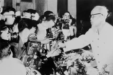 Le président Ho Chi Minh rencontre des journalistes vietnamiens et étrangers dans la capitale Hanoï (mai 1968). Photo : VNA.