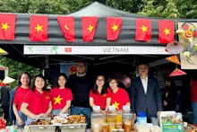 Au stand vietnamien. Photo : VNA.