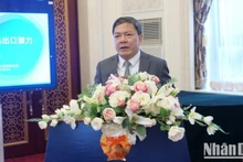 le conseiller commercial de l'ambassade du Vietnam en Chine Nong Duc Lai lors de la conférence. 