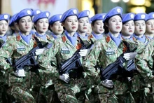 Le bloc féminin des Casques bleus avance vers la tribune.