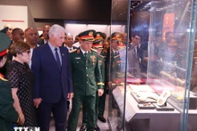 Le Premier secrétaire du Comité central du Parti communiste cubain et président de Cuba, Miguel Díaz-Canel Bermúdez, et son épouse Lis Cuesta Peraza ont visité le Musée d'histoire militaire du Vietnam. Photo : VNA.