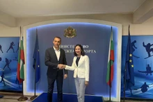 L'ambassadrice Nguyen Thi Minh Nguyet et le ministre de la Jeunesse et des Sports Ivan Peshev. Photo: baoquocte