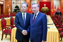 Le secrétaire général du Parti communiste du Vietnam, To Lam (droite) rencontre à Hanoï, Zhao Leji, membre du Comité permanent du Bureau politique et président du Comité permanent de l’Assemblée nationale populaire de Chine. Photo : VNA