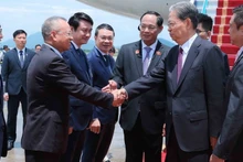 Le vice-président de l’Assemblée nationale Tran Quang Phuong, accompagné de représentants des organes du Parti, des ministères, des secteurs et de la ville de Hanoï, a accueilli Zhao Leji, président du Comité permanent de l’Assemblée populaire nationale de Chine, à l’aéroport international de Noi Bai. (Photo : VNA)