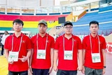 Les quatre lycéens vietnamiens ayant participé à l'IOI 2025. Photo: VNA
