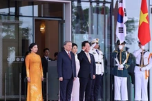 Le président sud-coréen Lee Jae Myung et son épouse, aux côtés du secrétaire général To Lam et de son épouse, occupent la tribune d’honneur pour écouter l’hymne national des deux pays joué par la fanfare militaire. Photo : VNA.