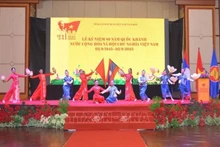 Une représentation lors de la cérémonie célébrant le 80e anniversaire de la Fête nationale du Vietnam dans la province de Champassak, au sud du Laos. Photo : VNA.
