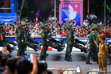 Les pas cadencés et vigoureux des soldats résonnaient dans les rues de la capitale.