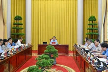 Le président Luong Cuong (centre) lors de la séance de travail avec le Bureau présidentiel, à Hanoi, le 27 août. Photo : NDEL.