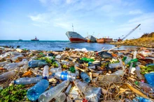 Les déchets plastiques figurent parmi les plus grandes menaces pour les océans du monde, détruisant et continuant de nuire aux activités économiques et sociales dans les zones maritimes. Photo : TCTC.