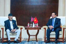 Le Premier ministre vietnamien Pham Minh Chinh (droite) et son homologue népalais, Khadga Prasad Sharma Oli. Photo: VGP.