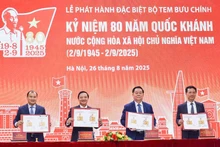 Les délégués signent la couverture d’émission spéciale du bloc de timbres commémorant le 80e anniversaire de la Fête nationale et posent pour une photo souvenir.