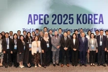 Des représentants des douanes vietnamiennes aux côtés des délégués lors de la deuxième réunion du SCCP dans le cadre de la coopération APEC 2025. Photo : Département général des douanes.