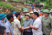 Le Premier ministre Pham Minh Chinh et des sinistrés. Photo: VGP