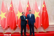 Le Premier ministre vietnamien Pham Minh Chinh (gauche) s’est entretenu le 31 août, à Tianjin, avec le secrétaire général du Parti communiste chinois et président chinois, Xi Jinping. Photo : VNA.