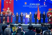 Le Secrétaire général To Lam remet l’Ordre du Travail de première classe au ministère de l’Intérieur. (Photo : Dang Khoa)