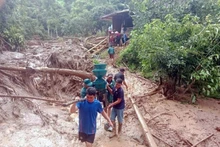 Evacution des biens des habitants de la commune de Bo Sinh, province de Son La (au Nord du Vietnam) vers un endroit sûr. Photo : VNA.