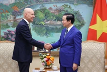 Le vice-Premier ministre vietnamien Tran Hong Ha (droite) et l’ambassadeur des Pays-Bas au Vietnam, Kees van Baar. Photo : VNA.