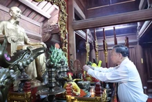 Le secrétaire général Tô Lâm rend hommage aux héros révolutionnaires à Tuyên Quang. Photo: VNA