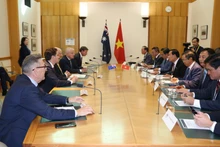 Lors d'une séance de travail entre la délégation de l'AN vietnamienne et des parlementaires australiens. Photo : VNA.
