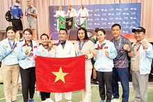 Les responsables de la délégation sportive de la Police populaire félicitent l’athlète Le Kien pour ses deux médailles d’or dans la catégorie masculine des 62 kg en jujitsu, remportées aux Jeux mondiaux de la police et des pompiers 2025. Photo : MPS.