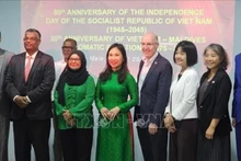 L'ambassadrice Trinh Thi Tam et ses invités lors de la cérémonie célébrant le 80e anniversaire de la Fête nationale du Vietnam et le 50e anniversaire de l'établissement des relations diplomatiques entre le Vietnam et les Maldives. Photo : VNA.