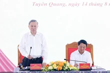 Le secrétaire général du Parti, To Lam, travaille avec la permanence du Comité provincial du Parti de Tuyen Quang. Photo : VNA.