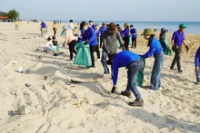 Le mouvement « Dimanche vert – Nettoyons la mer » sur la plage Thuan An, ville de Hue. (Photo : Comité d’organisation)