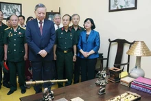 Le secrétaire général To Lam visite le site historique du 48 Hàng Ngang. Photo: VNA