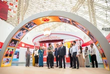 Le président de l'Assemblée nationale (AN) Trân Thanh Mân inspecte les préparatifs de l'exposition "Histoire et mission de l'AN du Vietnam", organisée au Centre national des expositions à Dông Anh, à Hanoï. Photo : VNA.