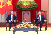 Le secrétaire général To Lam (à droite) et le secrétaire d’État du Conseil de sécurité du Bélarus, Volfovich Aleksandr Grigorievich.