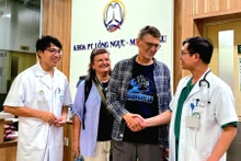 M. Janusz et sa femme expriment leur gratitude envers les médecins. Photo : bachmai.gov.vn