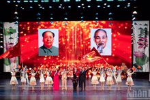 L’interprétation de la chanson « Vietnam-Chine » par les artistes des deux pays, symbolise l’amitié et la coopération durables entre les deux pays.