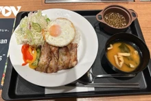Matsuya a décidé d’introduire dans ses 1.300 restaurants un plat apprécié des Vietnamiens : le cơm tấm (riz brisé vietnamien, servi avec porc grillé). Photo : VOV.