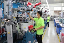 Des ouvriers de l'usine Sung Hwa Vina dans le parc industriel de Hoa Binh, (province de Tay Ninh, au Sud). Photo : VNA.
