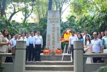 La délégation de l’Association des journalistes du Vietnam a déposé fleurs et encens en hommage au martyr Pham Hong Thai au cimetière de Huanghuagang.