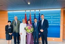 L'ambassadeur du Vietnam en Autriche, Vu Le Thai Hoang (2e de droite à gauche) rend une visite de courtoisie à Johanna Mikl-Leitner, gouverneure de la Basse-Autriche. Photo : VNA.