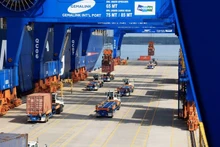 Le commerce extérieur a atteint 38,17 milliards de dollars entre le 1er et le 15 juillet. Photo : VNA.