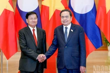 Le président de l'AN du Vietnam, Tran Thanh Man (droite), et le secrétaire général du Parti et président du Laos, Thongloun Sisoulith.