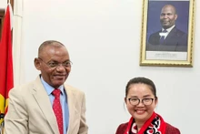 L’ambassadrice du Vietnam au Mozambique, Mme Tran Thi Thu Thin, a eu un entretien avec Paulo Chachine, ministre de l’Intérieur du Mozambique. Photo : baoquocte.