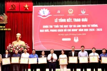 Les lauréats du concours « La jeunesse étudie et suit la pensée, la moralité et le style de Ho Chi Minh pour l’année scolaire 2024-2025 ». Photo : daidoanket.
