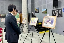 Présentation des peintures sur le complexe Yen Tu – Vinh Nghiem – Con Son – Kiep Bac à des ambassadeurs à Paris. Photo : VNA.