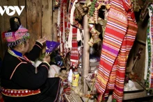 À la fin de l’année, après la récolte, les Kho Mu préparent les offrandes et choisissent une bonne journée pour célébrer la cérémonie de prières pour la chance et la prospérité. Photo : VOV.