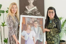 Le Thi Bich Tran offre à Evelin Oras une œuvre d'art originale et symbolique : un portrait du couple estonien réalisé à partir de près de 2 000 morceaux de tissu. Photo : VNA.