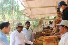 Des experts vietnamiens et indiens supervisent les travaux de restauration de la tour F. Photo : VNA.