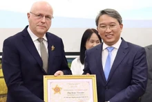 Le ministre de la Justice du Vietnam, Nguyen Hai Ninh (à droite), a remis l’Insigne « Pour la cause de la justice » à l’ambassadeur de la République de Finlande au Vietnam, Keijo Norvanto. Photo : NDEL.