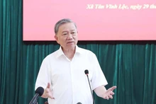Le secrétaire général du PCV, To Lam, travaille avec la Permanence du Comité du Parti de la commune de Tan Vinh Loc, à Ho Chi Minh-Ville. Photo : VNA.