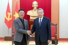 Le secrétaire général du PCV, To Lam (à droite) et Wang Laixing, vice-président du groupe chinois Luxshare-ICT.