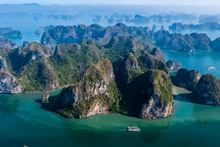 La baie d’Ha Long reste un lieu où légendes, histoire et culture se croisent, créant un patrimoine d’une grande valeur pour le Vietnam et pour le monde.